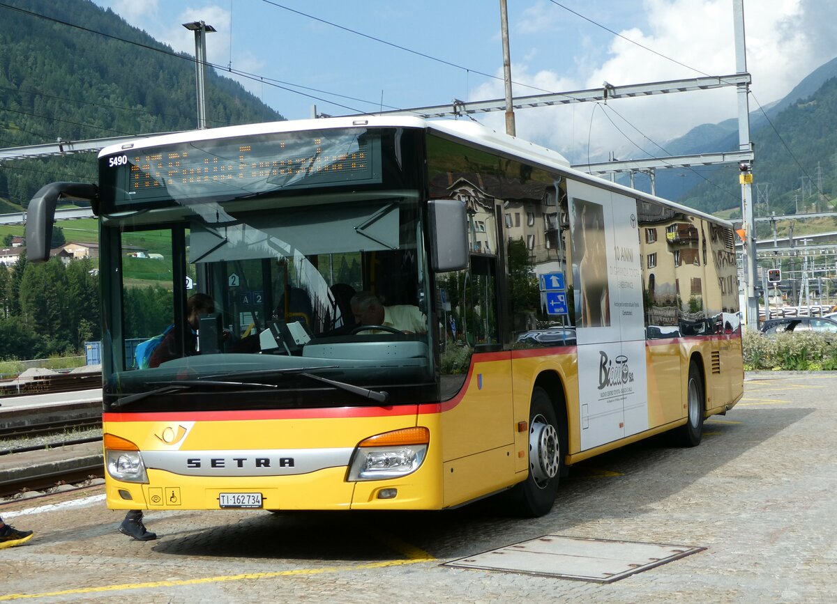 (252'868) - Marchetti, Airolo - TI 162'734/PID 5490 - Setra am 23. Juli 2023 beim Bahnhof Airolo