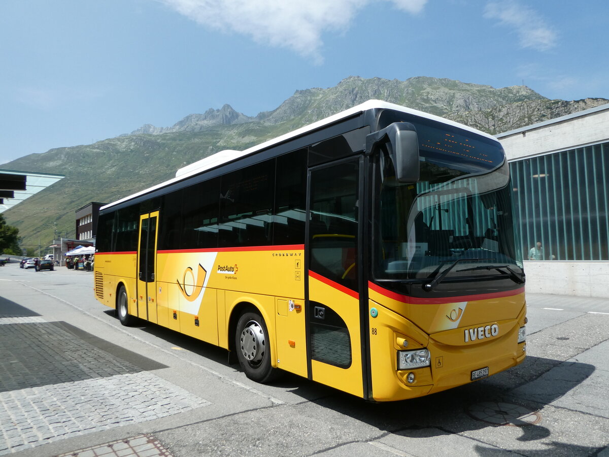 (252'896) - PostAuto Bern - Nr. 88/BE 485'297/PID 10'953 - Iveco am 23. Juli 2023 beim Bahnhof Andermatt