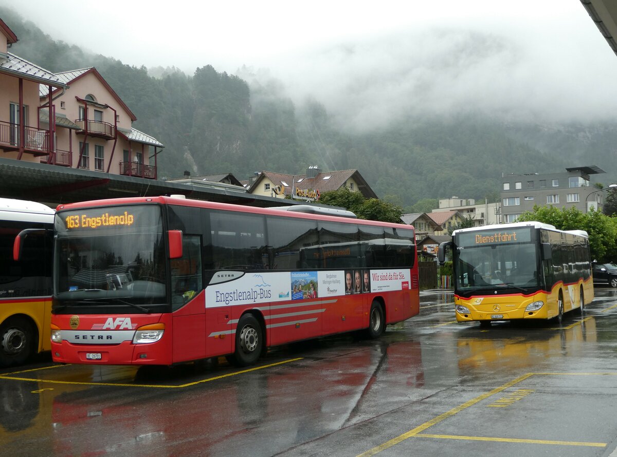 (252'984) - AFA Adelboden - Nr. 24/BE 26'701/PID 10'040 - Setra (Einsatz: PostAuto fr Engstlenalp-Bus) + Flck, Brienz - Nr. 21/BE 868'721/PID 11'212 - Mercedes am 25. Juli 2023 in Meiringen, Postautostation