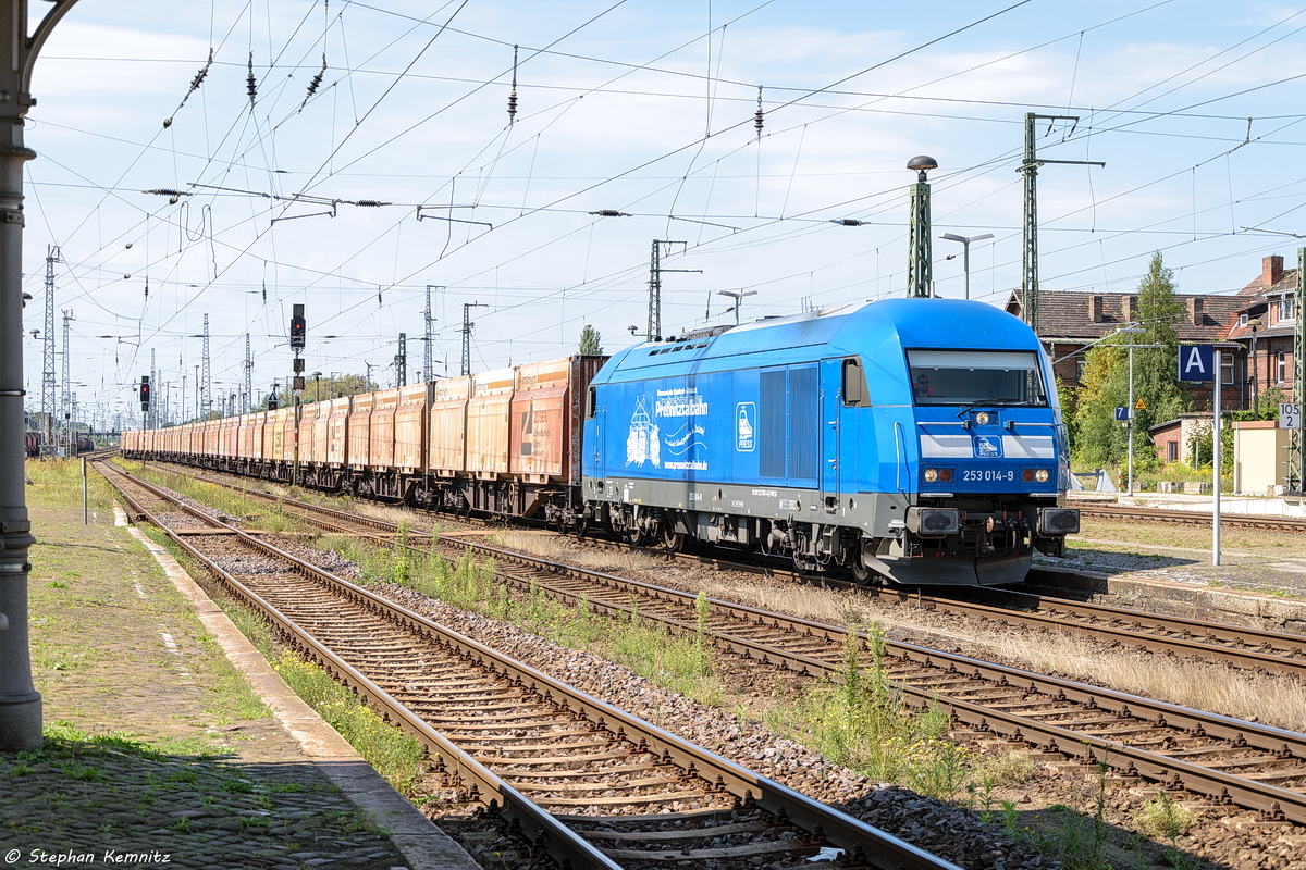 253 014-9 PRESS (223 051-4) mit einem leeren Hackschnitzelzug in Stendal und fuhr weiter in Richtung Rathenow. 15.08.2017