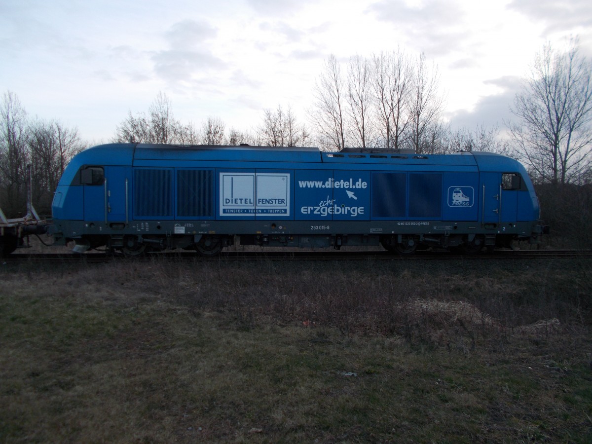 253 015,von der PRESS,am 03.März 2015,auf dem Zufahrtsgleis zum neuen Anschluß Gewerbegebiet in Mukran.