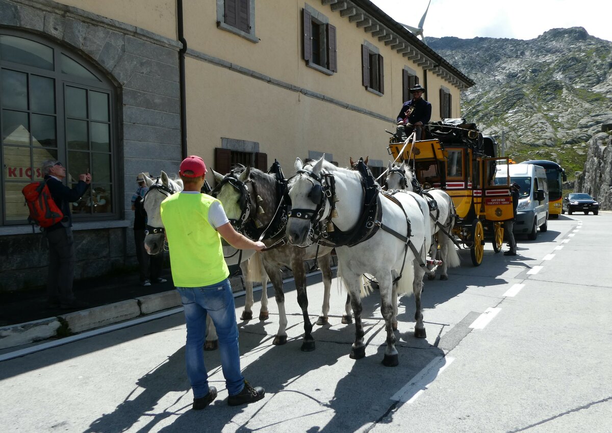 (253'028) - Postkutsche - PID 2712 - am 25. Juli 2023 in Gotthard, Passhhe