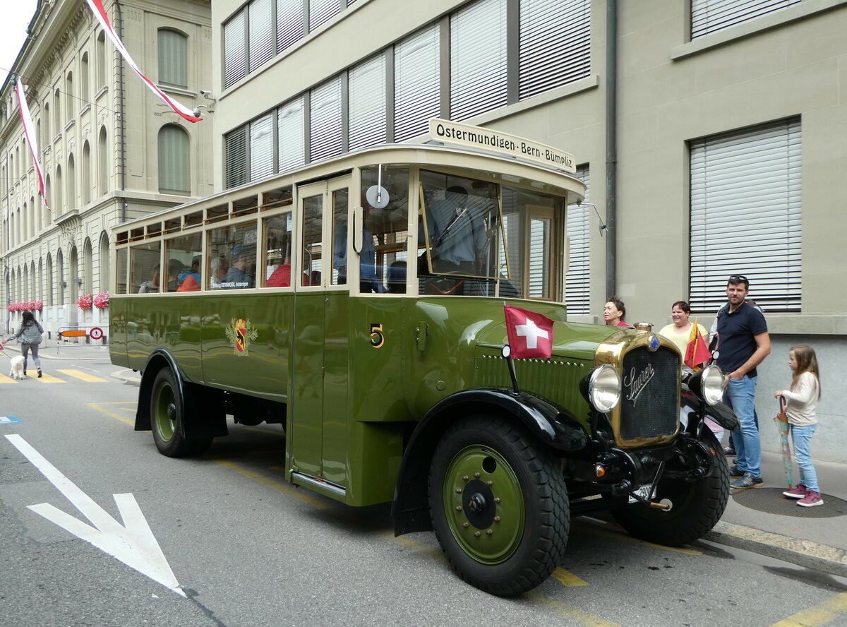 (253'275) - SVB Bern (Bernmobil historique) - Nr. 5/BE 29'005 - Saurer am 1. August 2023 in Bern, Bundeshaus