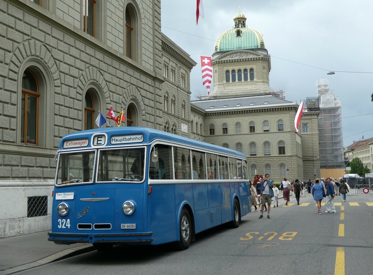 (253'277) - VBZ Zrich (TMZ) - Nr. 324/ZH 66'324 - FBW/Tscher (ex Privat; ex VBZ Zrich Nr. 324) am 1. August 2023 in Bern, Bundeshaus