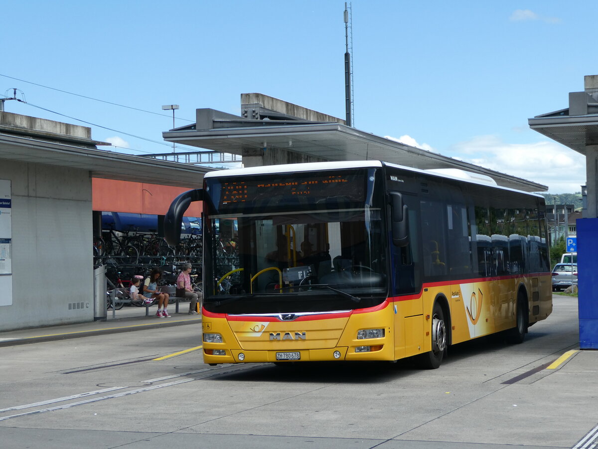 (253'342) - PostAuto Zrich - Nr. 345/ZH 780'678/PID 10'886 - MAN am 3. August 2023 beim Bahnhof Baar