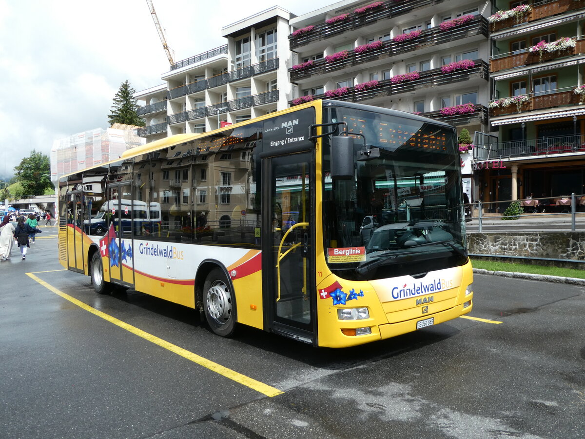 (253'400) - Grindelwaldbus, Grindelwald - Nr. 11/BE 261'865 - MAN/Gppel am 5. August 2023 beim Bahnhof Grindelwald