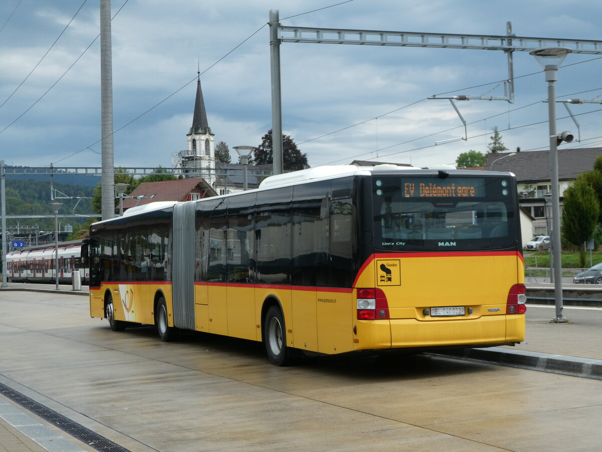 (253'673) - PostAuto Nordschweiz - BL 140'022/PID 10'830 - MAN am 12. August 2023 beim Bahnhof Laufen