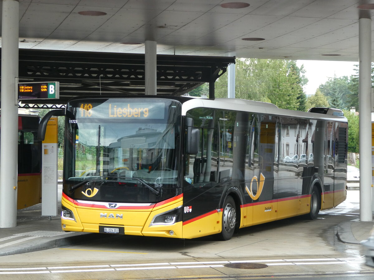 (253'676) - PostAuto Nordschweiz - BL 224'303/PID 11'723 - MAN am 12. August 2023 beim Bahnhof Laufen