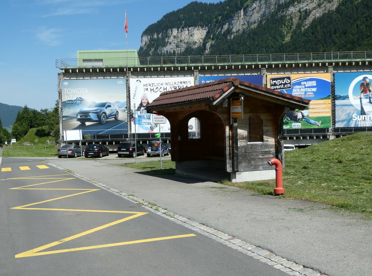 (253'978) - PostAuto-Haltestelle am 19. August 2023 in Hoch-Ybrig, Talstation Weglosen