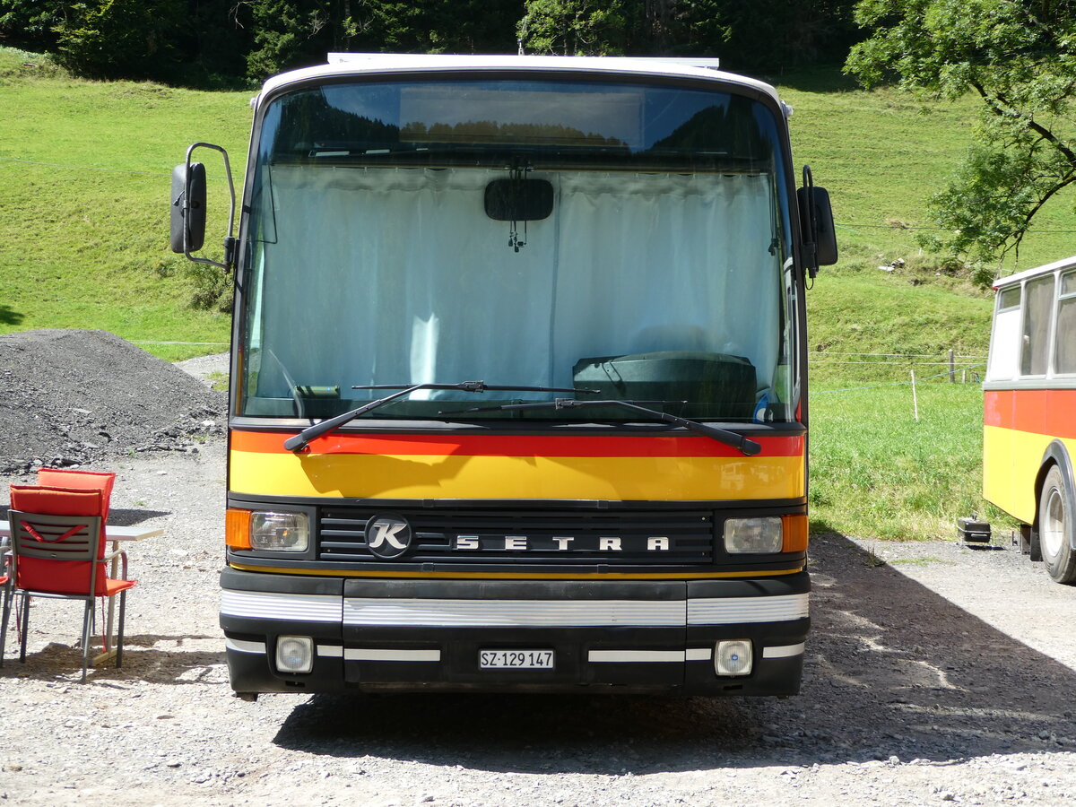 (254'040) - Schenk, Alpthal - SZ 129'147 - Setra (ex Vgeli, Hettenschwil; ex Rosy Viaggi, Stabio; ex AutoPostale Ticino Nr. 516; ex P 25'069) am 19. August 2023 in Hoch-Ybrig, Talstation Weglosen