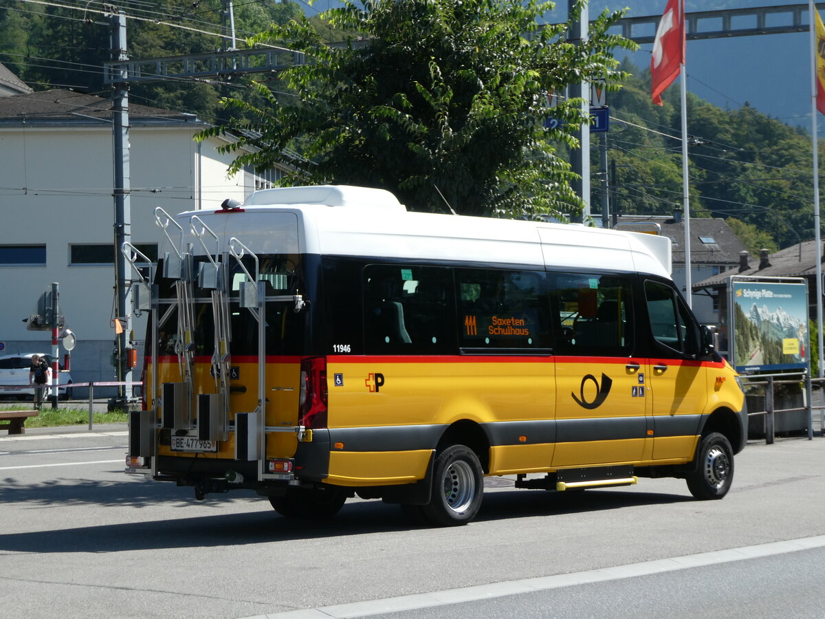 (254'101) - PostAuto Bern - BE 477'965/PID 11'946 - Mercedes am 21. August 2023 beim Bahnhof Wilderswil