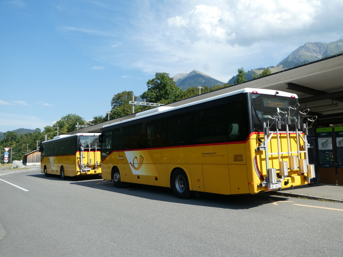 (254'156) - Spring, Schwenden BE 26'672/PID 11'592 - Iveco am 22. August 2023 beim Bahnhof Oey-Diemtigen