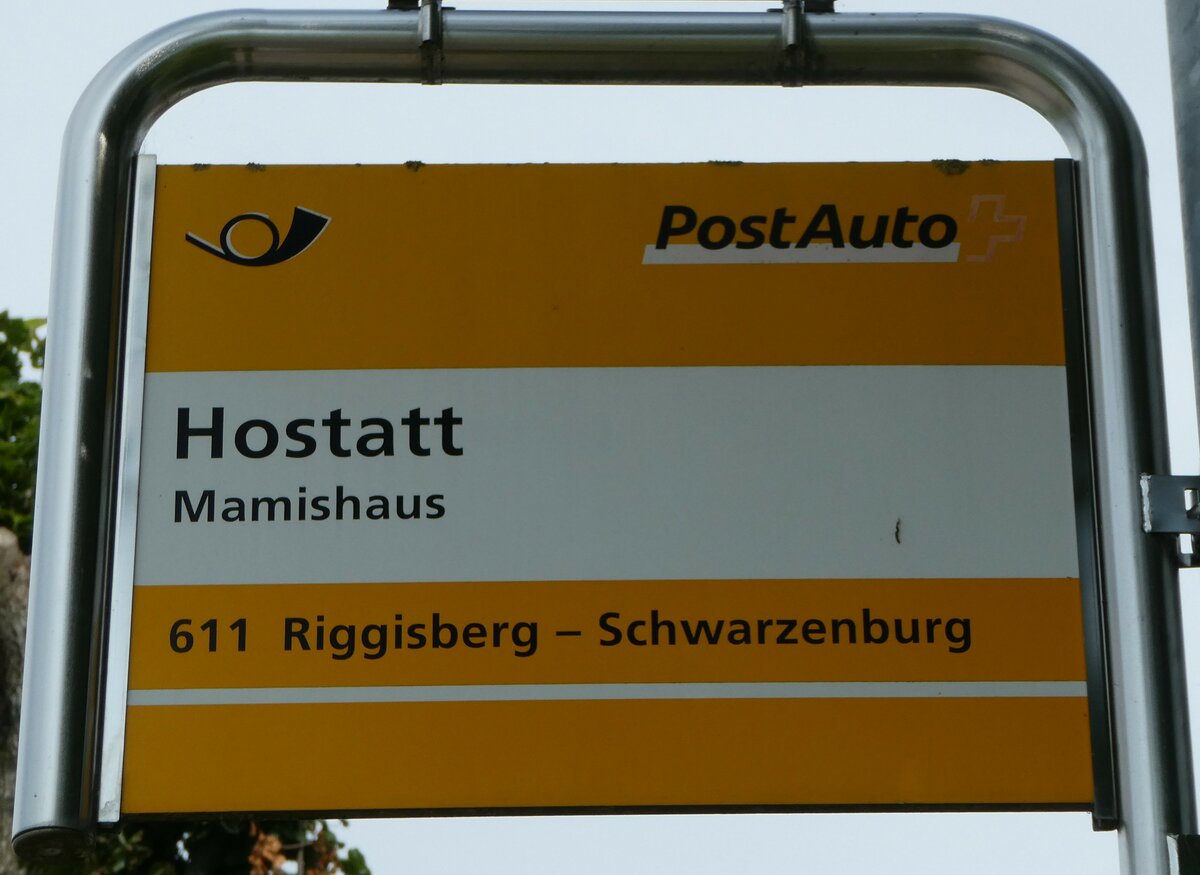 (254'168) - PostAuto-Haltestellenschild - Mamishaus, Hostatt - am 25. August 2023