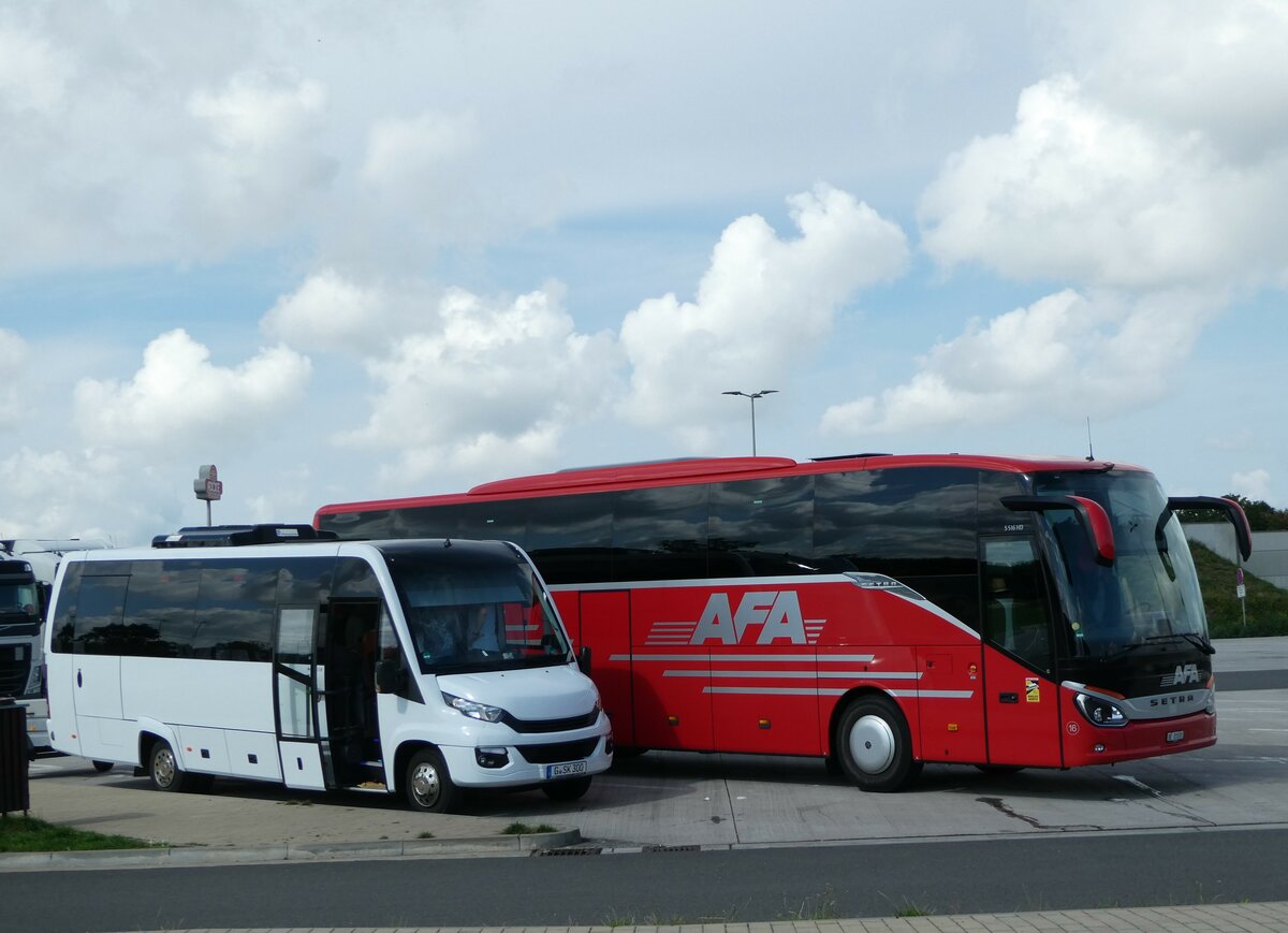 (254'368) - ??? - G-SK 300 - Iveco/ProBus + aus der Schweiz: AFA Adelboden - Nr. 16/BE 21'181 - Setra (Teilaufnahme) am 30. August 2023 in Teuchern, Raststtte Osterfeld