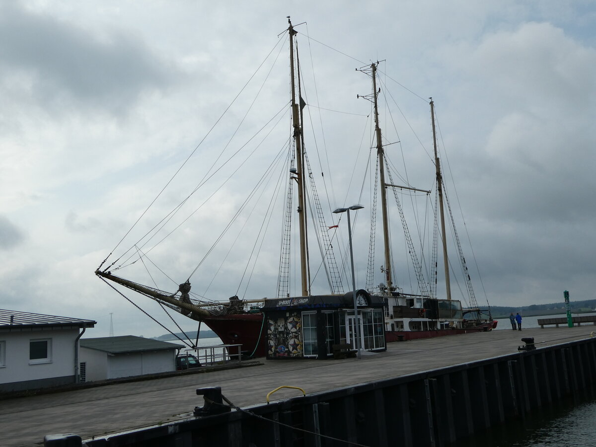 (254'429) - Segelschiff auf dem Peenestrom am 31. August 2023 in Peenem�nde