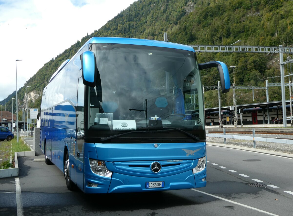 (255'466) - Aus Italien: S.A.F., Cressa Arona - Nr. 182/GD-560 DR - Mercedes am 22. September 2023 beim Bahnhof Interlaken Ost