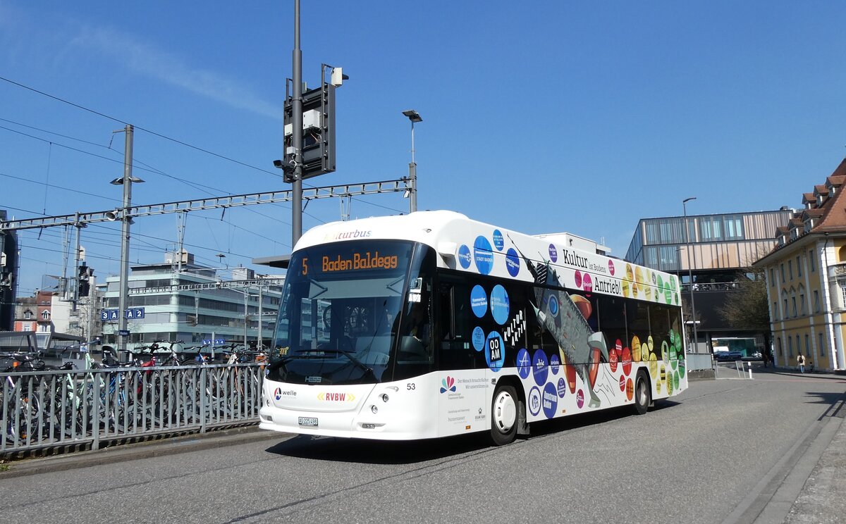 (255'558) - RVBW Wettingen - Nr. 53/AG 225'498 - eHess am 19. M�rz 2026 beim Bahnhof Baden