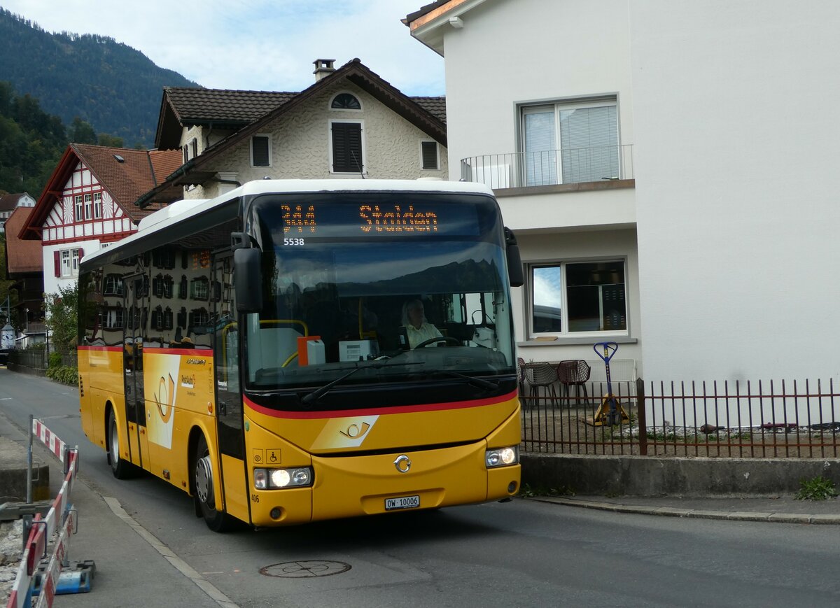 (255'687) - PostAuto Zentralscheiz - Nr. 406/OW 10'006/PID 5538 - Irisbus (ex Nr. 3; ex Dillier, Sarnen Nr. 3) am 29. September 2023 beim Bahnhof Sarnen 