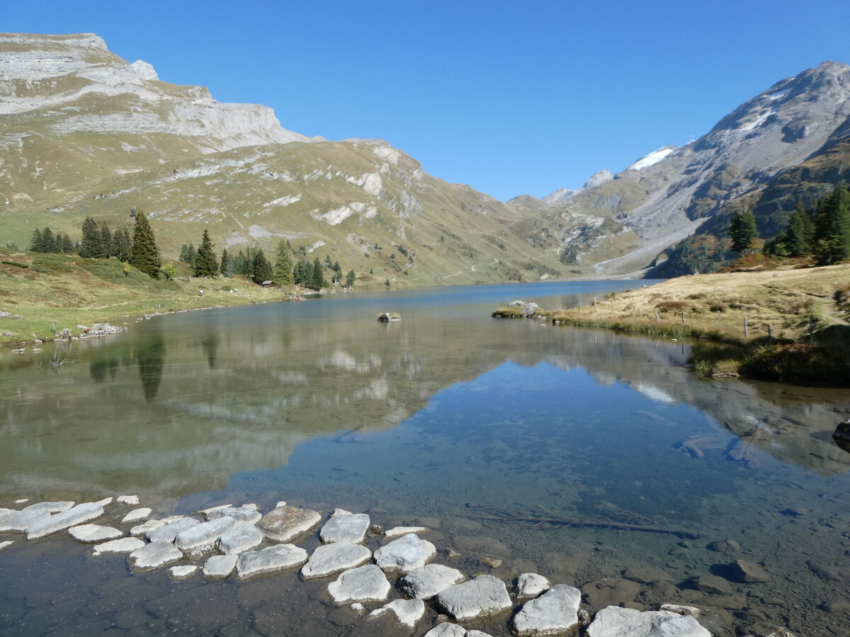 (255'786) - Der Engstlensee am 1. Oktober 2023 auf der Engstlenalp