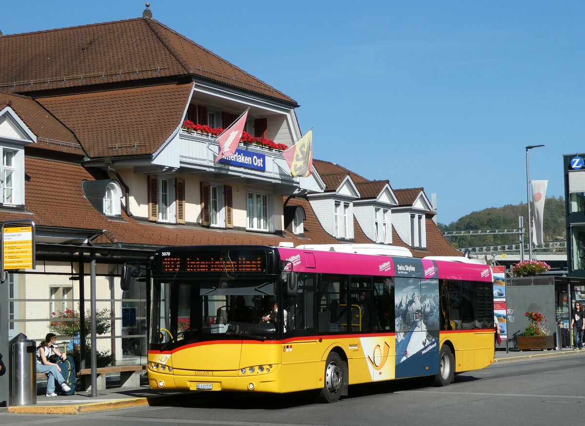 (255'844) - PostAuto Bern - BE 610'537/PID 5070 - Solaris am 2. Oktober 2023 beim Bahnhof Interlaken Ost