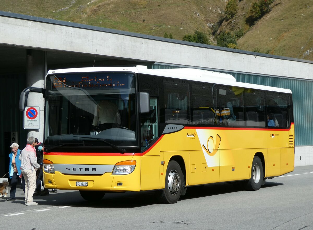 (255'875) - PostAuto Bern - BE 401'263/PID 4504 - Setra (ex AVG Meiringen Nr. 63) am 5. Oktober 2023 beim Bahnhof Andermatt