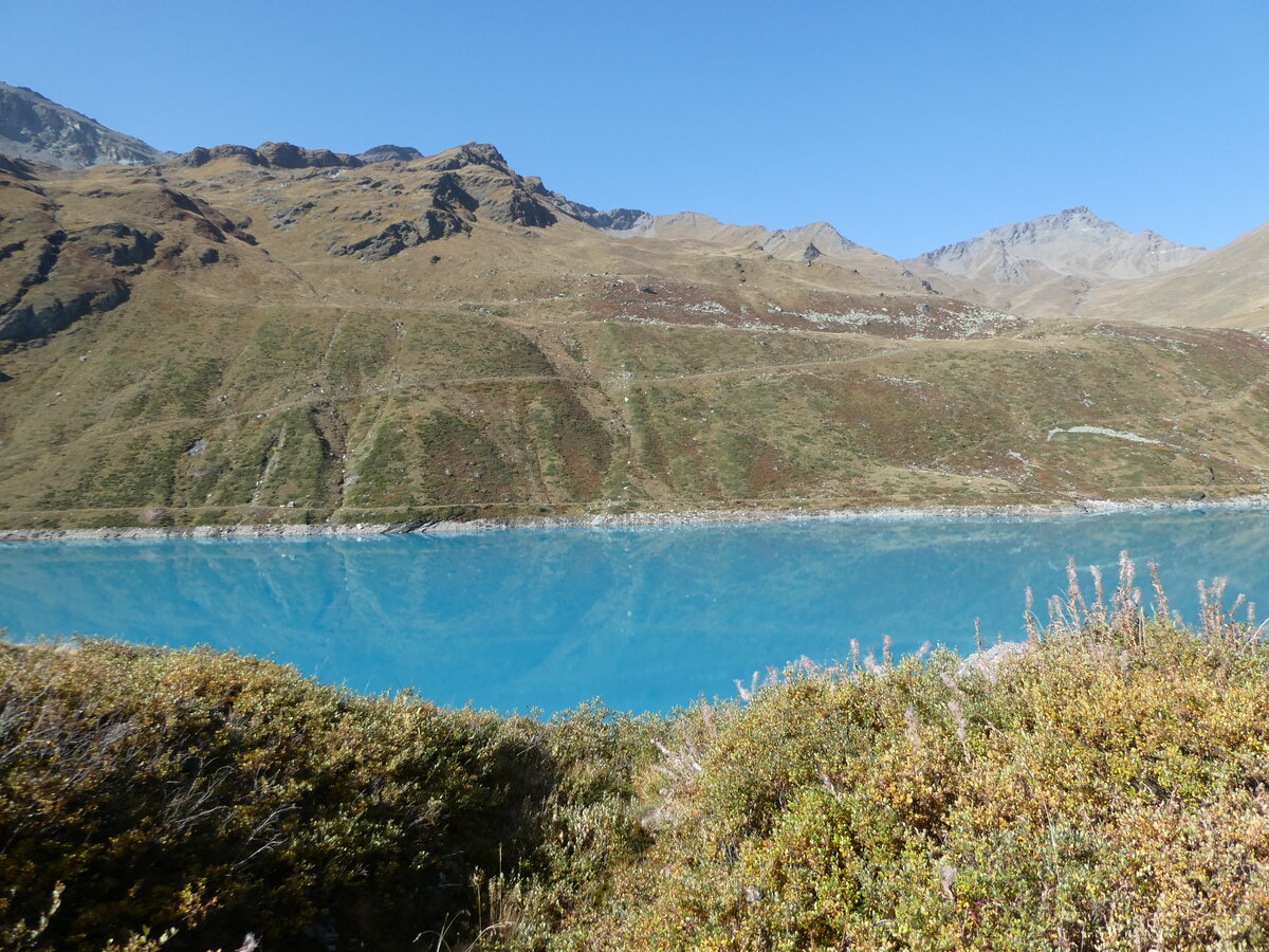 (256'030) - Der Lac de Moiry am 8. Oktober 2023 in Moiry