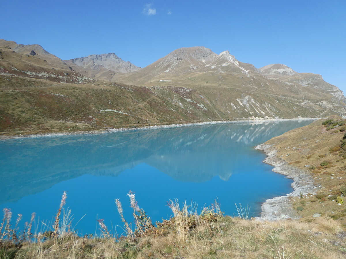 (256'042) - Der Lac de Moiry am 8. Oktober 2023 in Moiry
