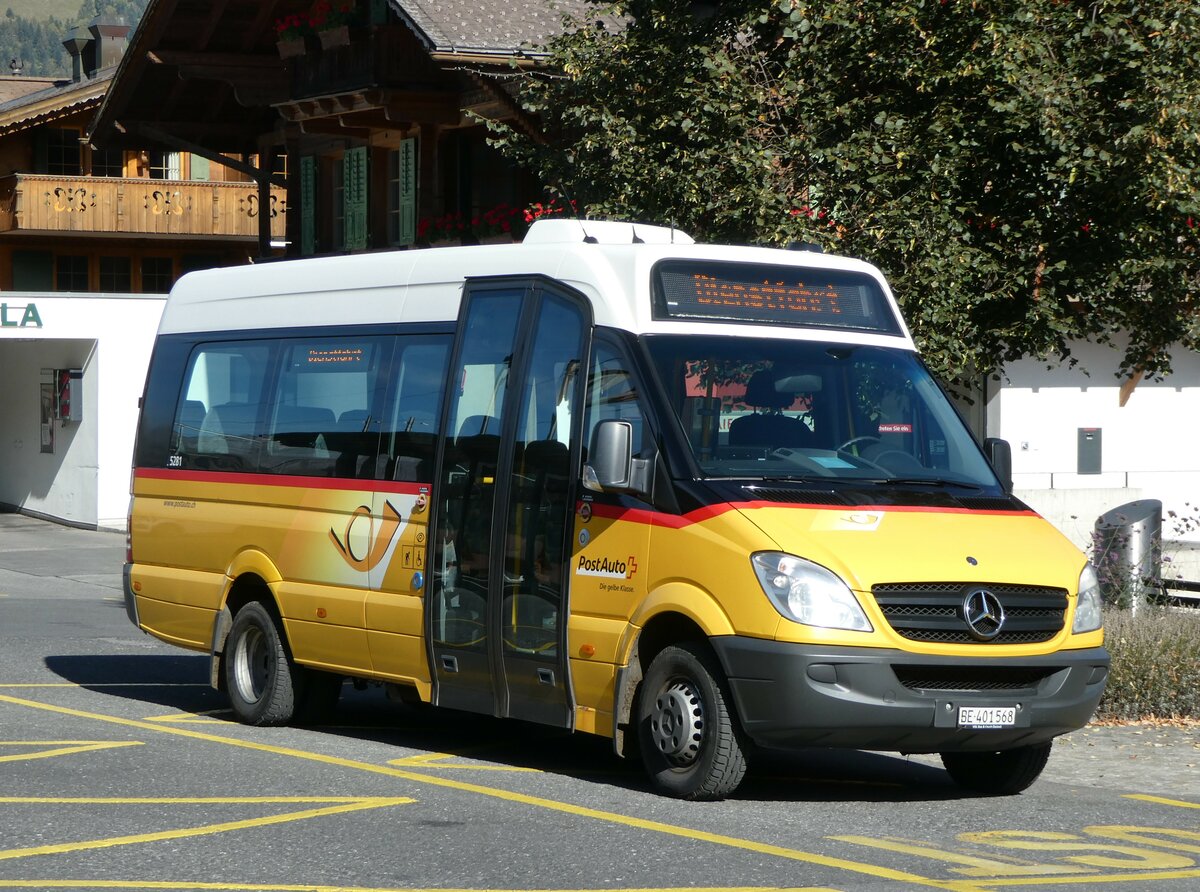 (256'072) - PostAuto Bern - BE 401'568/PID 5281 - Mercedes (ex BE 477'965) am 12. Oktober 2023 beim Bahnhof Gstaad