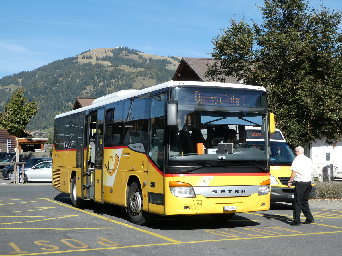 (256'075) - Kbli, Gstaad - Nr. 3/BE 330'862/PID 4535 - Setra am 12. Oktober 2023 beim Bahnhof Gstaad