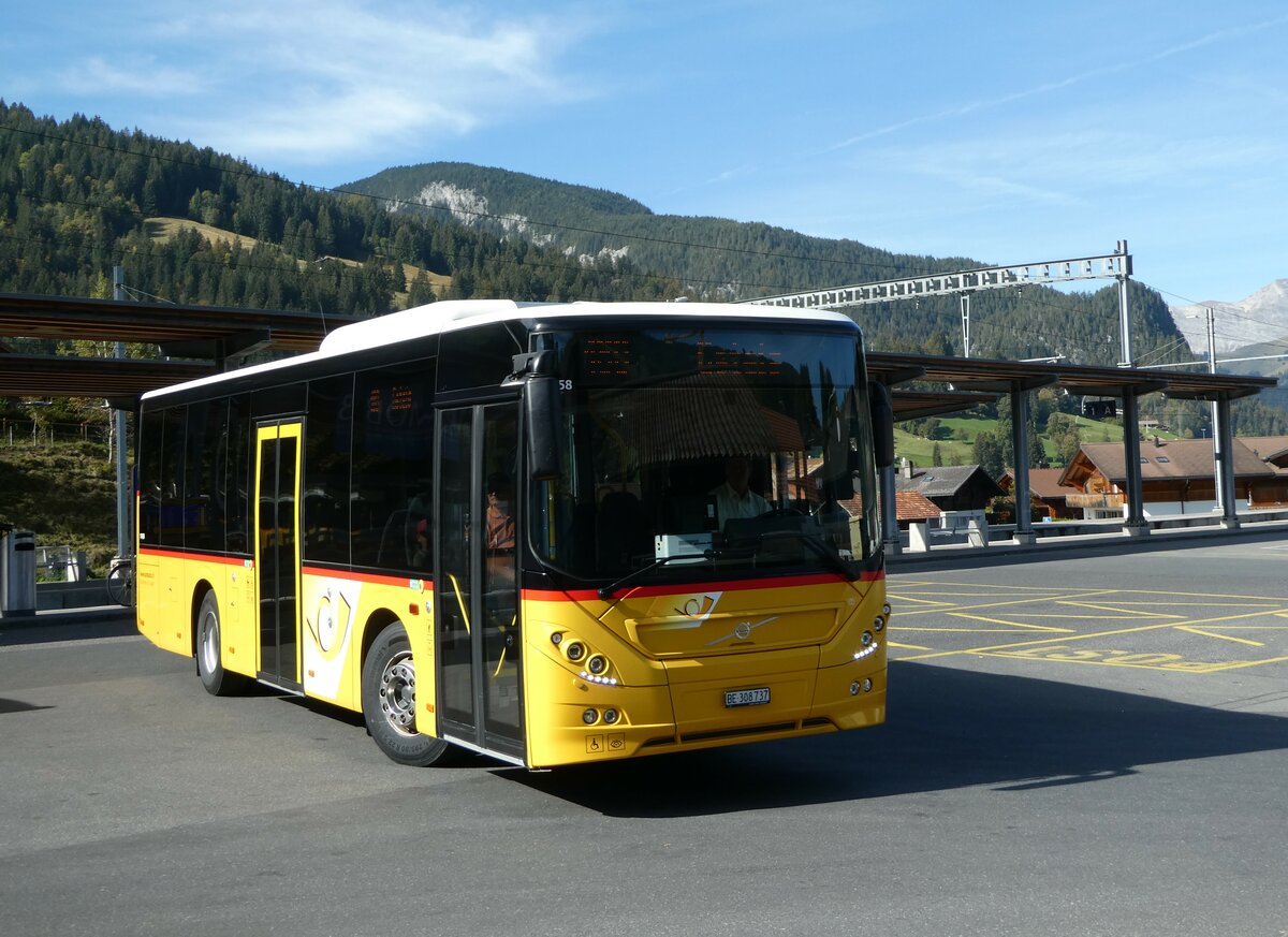 (256'081) - Kbli, Gstaad - BE 308'737/PID 11'458 - Volvo am 12. Oktober 2023 beim Bahnhof Gstaad