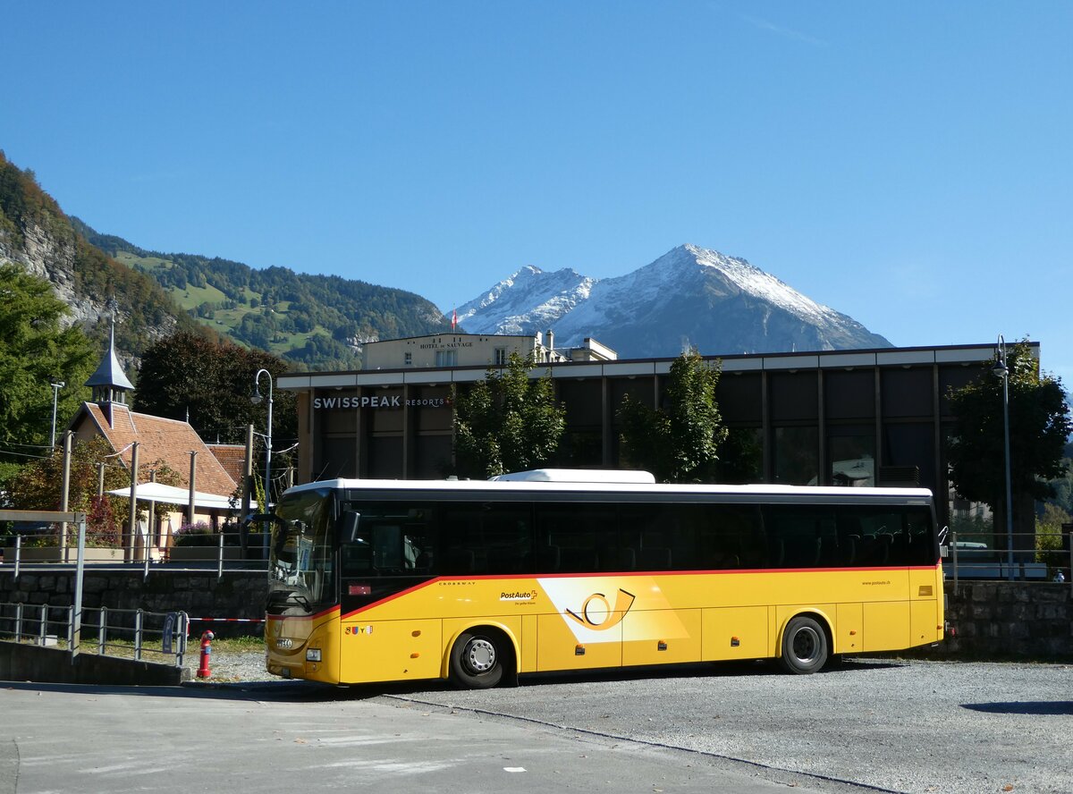 (256'118) - PostAuto Bern - BE 474'688/PID 10'226 - Iveco am 16. Oktober 2023 beim Bahnhof Meiringen