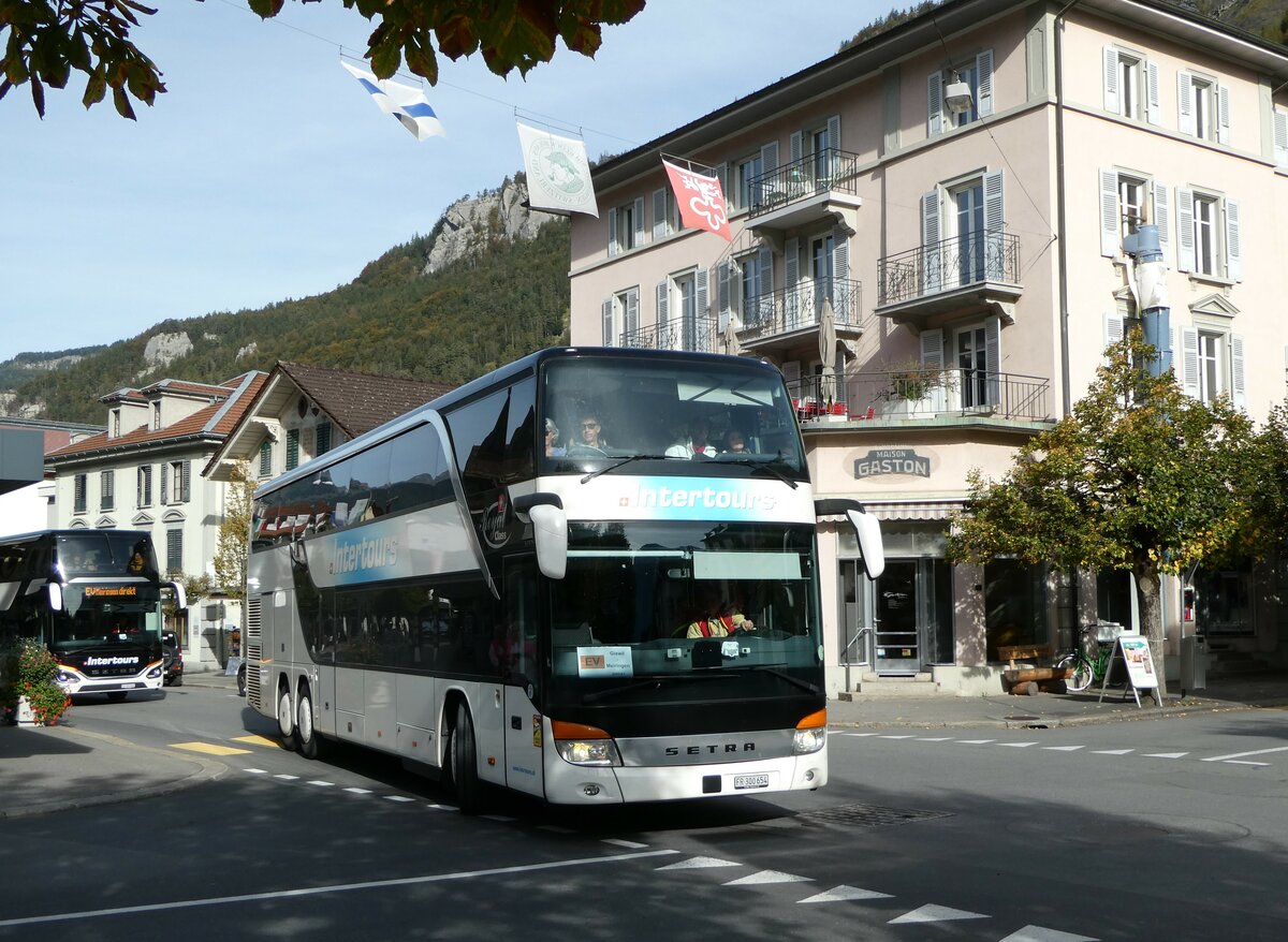 (256'144) - Intertours, Domdidier - FR 300'654 - Setra am 17. Oktober 2023 in Meiringen, Casino Platz