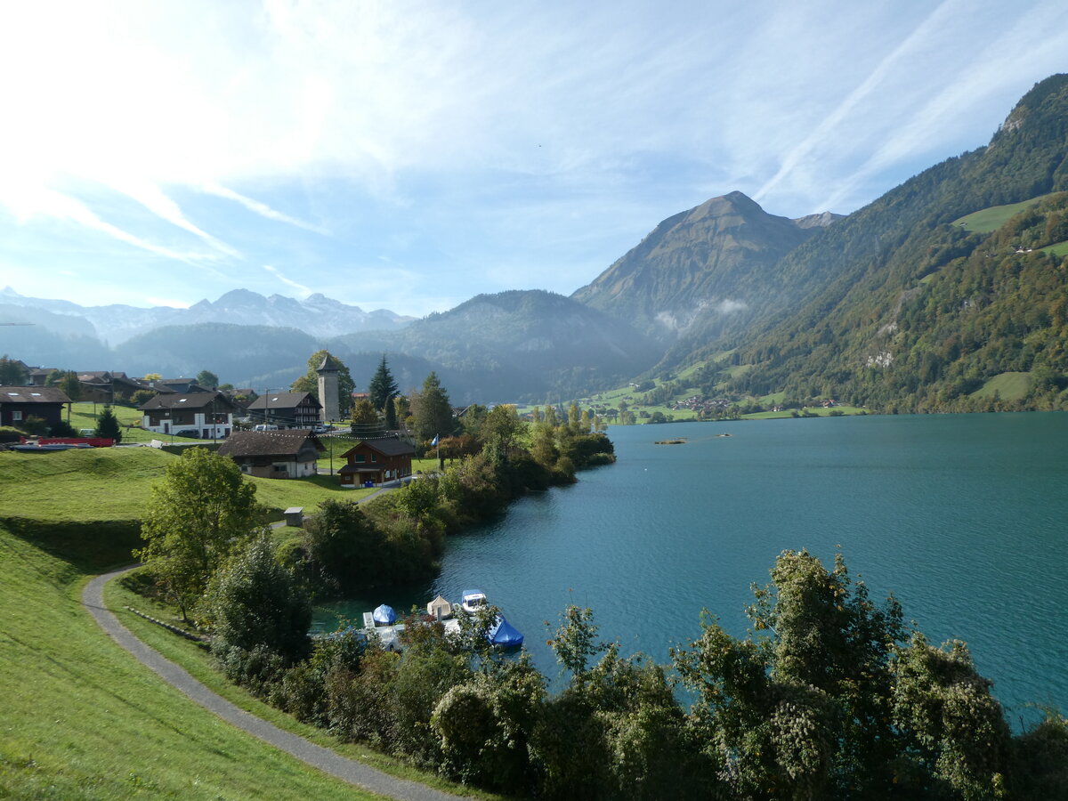 (256'157) - Am Lungernsee am 17. Oktober 2023 in Lungern