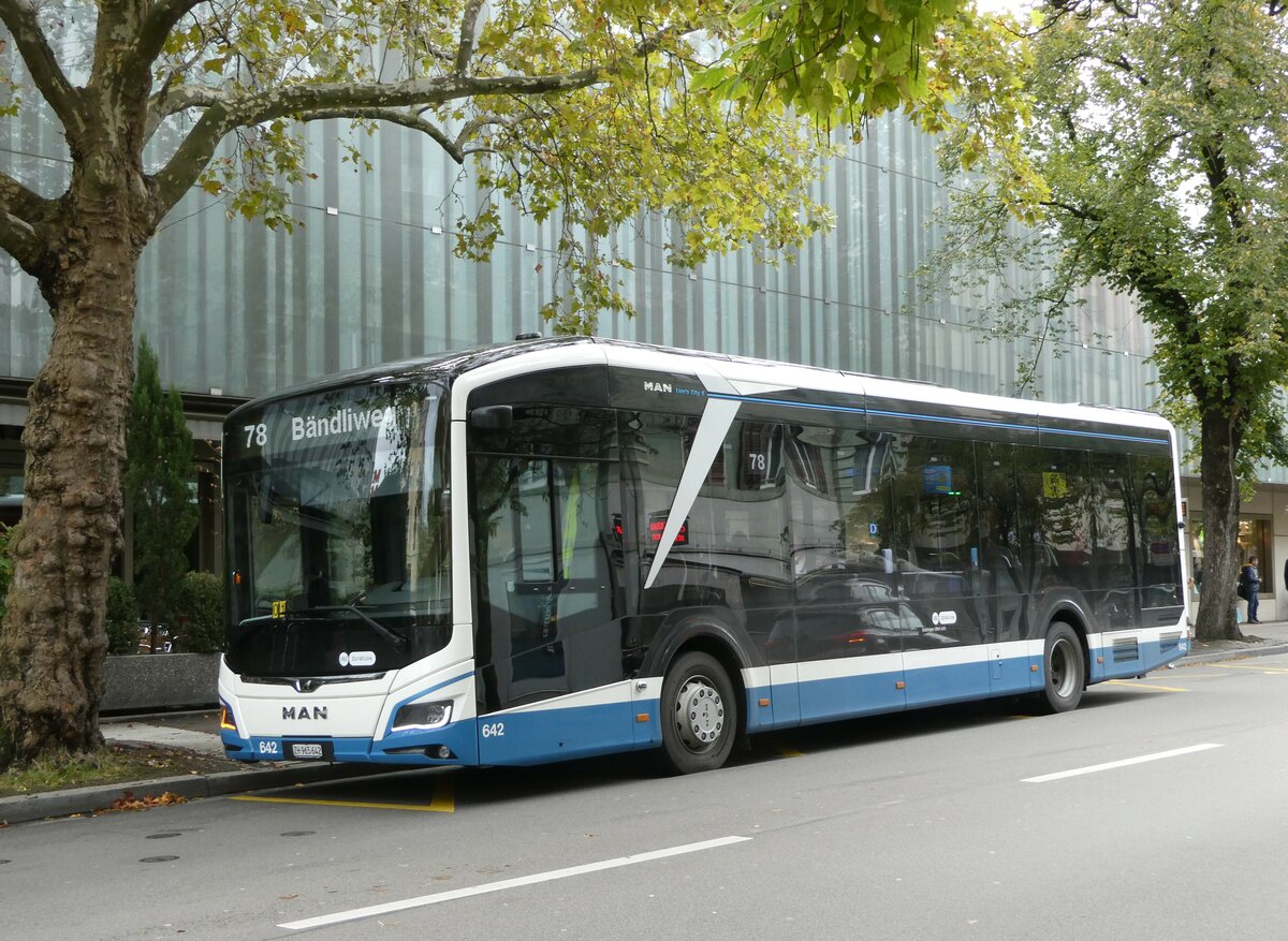 (256'284) - VBZ Zrich - Nr. 642/ZH 965'642 - MAN am 21. Oktober 2023 in Zrich, Lindenplatz