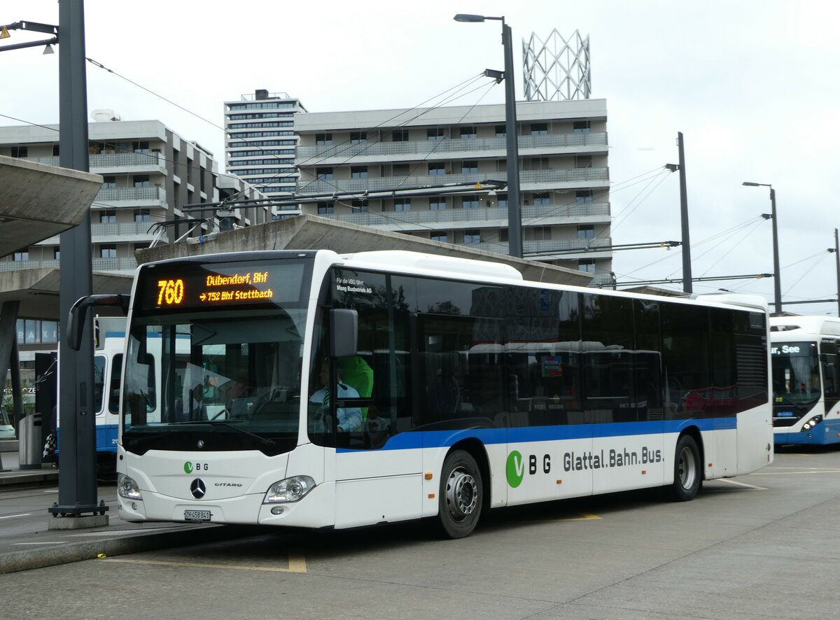 (256'311) - Maag, Kloten - Nr. 41/ZH 458'841 - Mercedes am 21. Oktober 2023 beim Bahnhof Zrich Stettbach