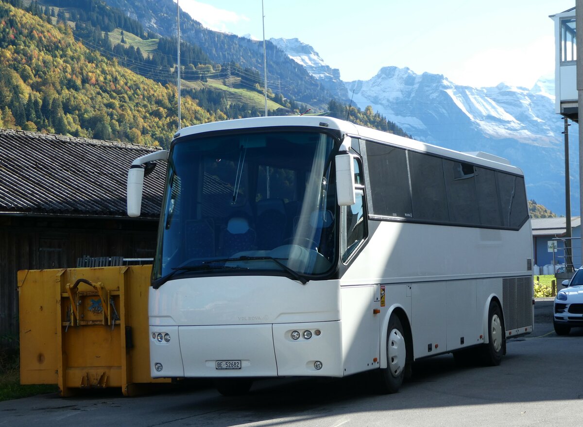 (256'448) - Kander-Reisen, Frutigen - Nr. 1/BE 52'682 - Bova am 27. Oktober 2023 in Frutigen, Garage