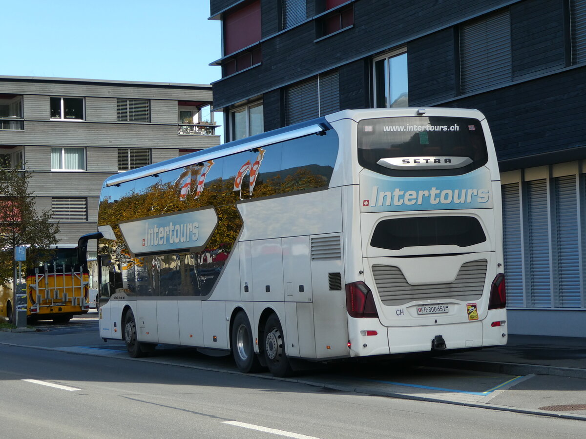 (256'464) - Intertours, Domdidier - FR 300'651 - Setra am 28. Oktober 2023 beim Bahnhof Giswil