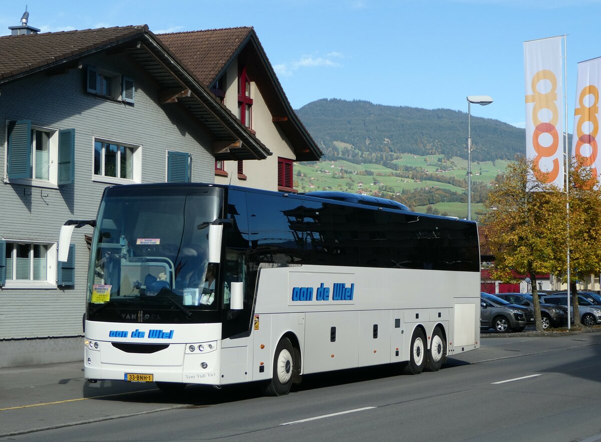 (256'468) - Aus Holland: aan de Wiel, Spankeren - 33-BNH-1 - Van Hool am 28. Oktober 2023 beim Bahnhof Giswil