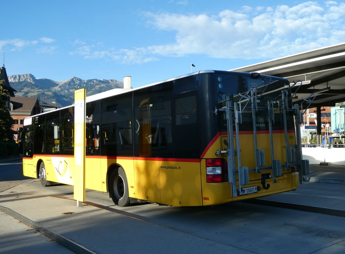 (256'524) - PostAuto Zentralschweiz - Nr. 512/OW 10'601/PID 10'591 - MAN (ex Nr. 1; ex Dillier, Sarnen Nr. 1) am 28. Oktober 2023 beim Bahnhof Sarnen