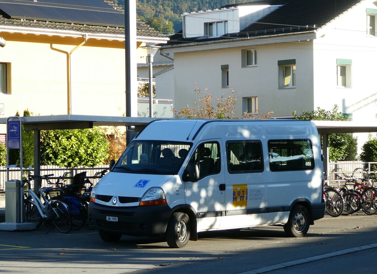 (256'526) - Stiftung Rtimattli, Sachseln - OW 1900 - Renault am 28. Oktober 2023 beim Bahnhof Sachseln