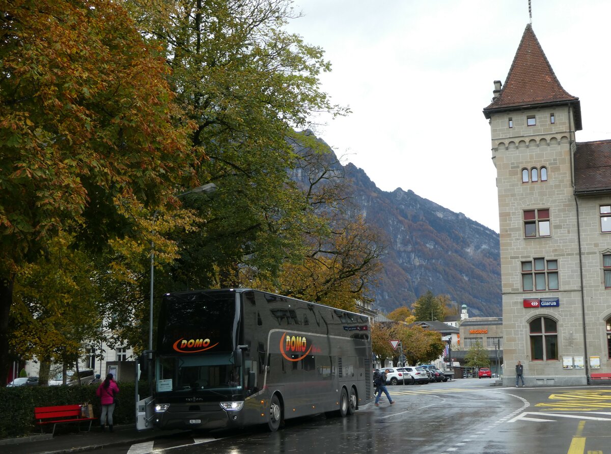 (256'583) - Domo, Glattbrugg - GL 2533 - Van Hool am 31. Oktober 2023 beim Bahnhof Glarus