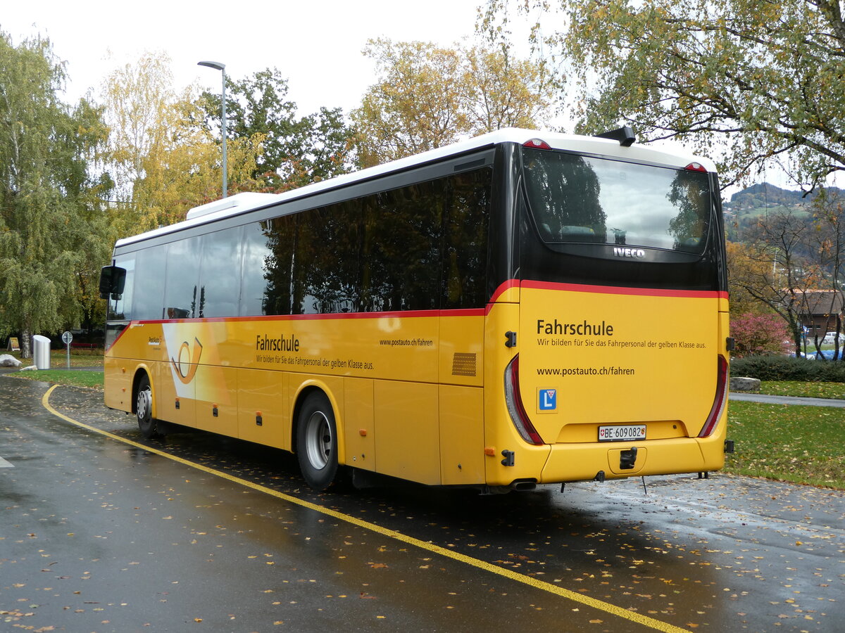 (256'655) - PostAuto Bern - BE 609'082/PID 10'751 - Iveco am 3. November 2023 in Thun, Lachen