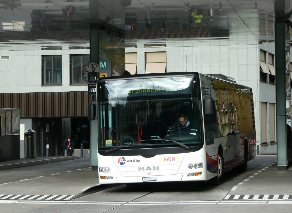 (256'739) - RVBW Wettingen - Nr. 85/AG 15'124 - MAN am 6. November 2023 beim Bahnhof Baden