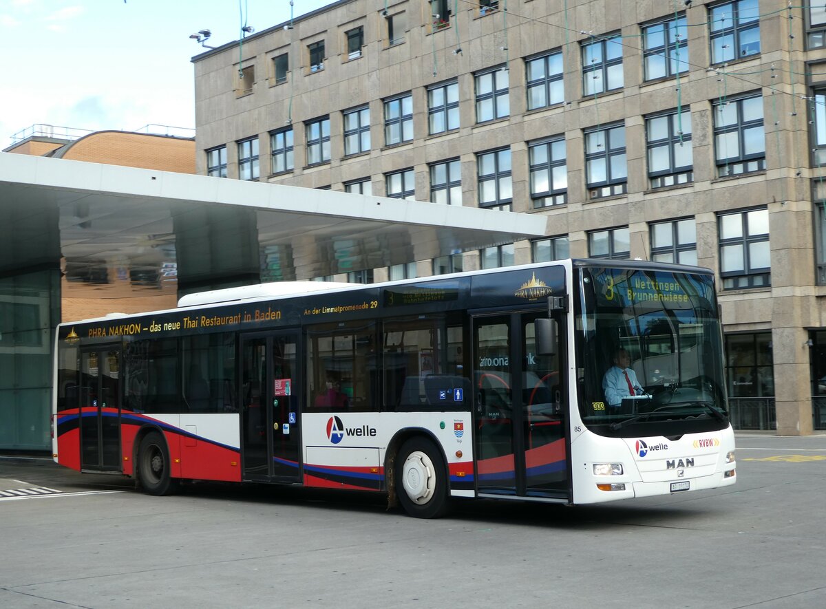 (256'785) - RVBW Wettingen - Nr. 85/AG 15'124 - MAN am 6. November 2023 beim Bahnhof Baden