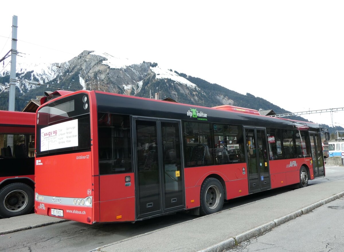 (256'822) - AFA Adelboden - Nr. 51/BE 25'802 - Solaris am 9. November 2023 beim Bahnhof Lenk