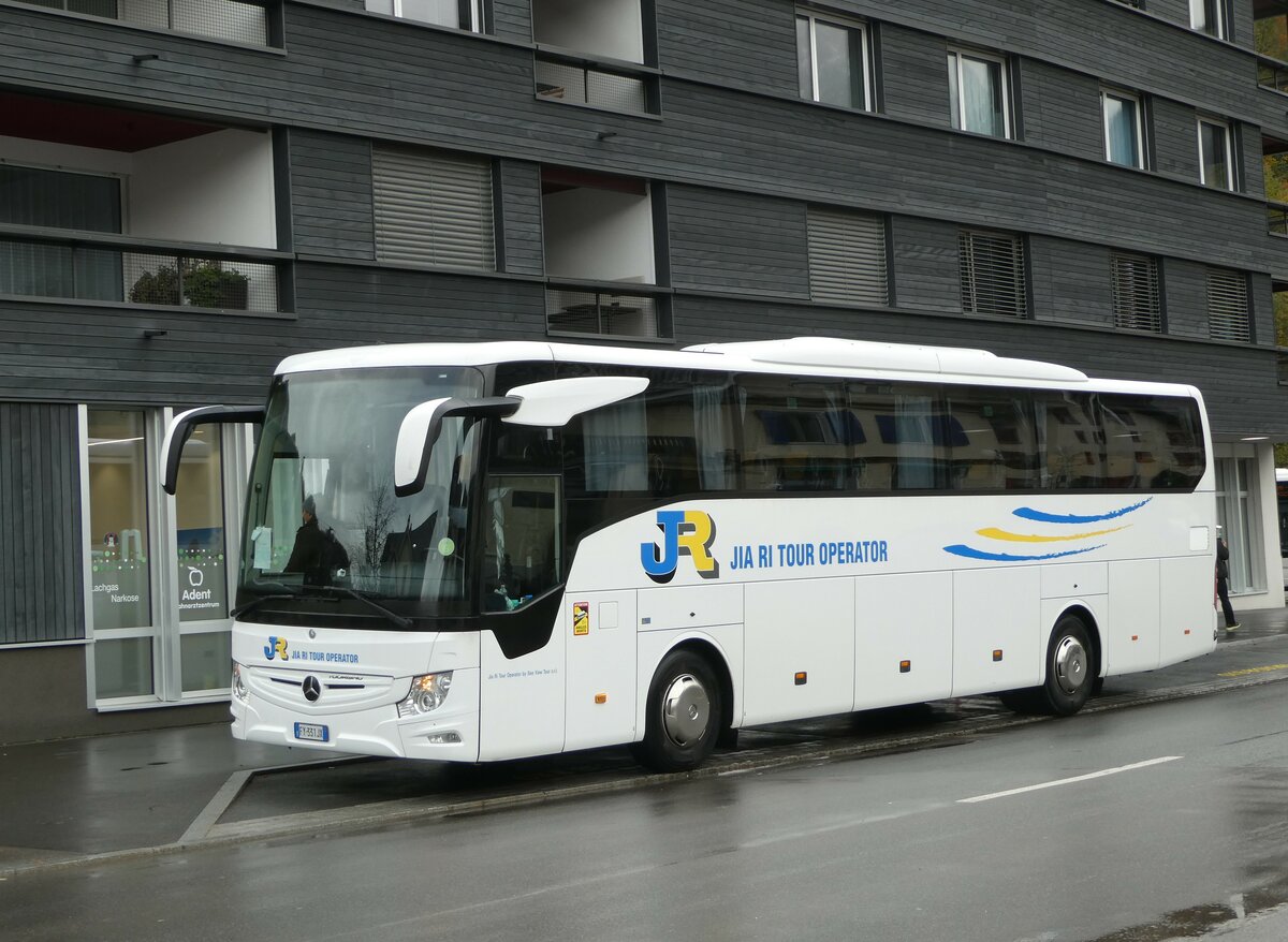 (256'843) - Aus Italien: JiaRi Tour, Roma - FY-331 JX - Mercedes am 10. November 2023 beim Bahnhof Giswil