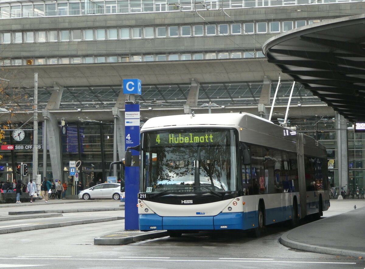 (256'861) - VBL Luzern - Nr. 211 - Hess/Hess Gelenktrolleybus am 10. November 2023 beim Bahnhof Luzern