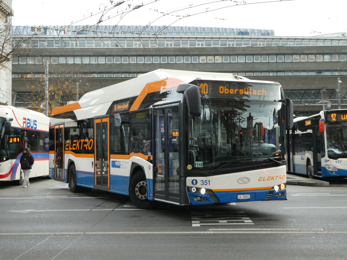 (256'863) - VBL Luzern - Nr. 351/LU 15'051 - Solaris am 10. November 2023 beim Bahnhof Luzern