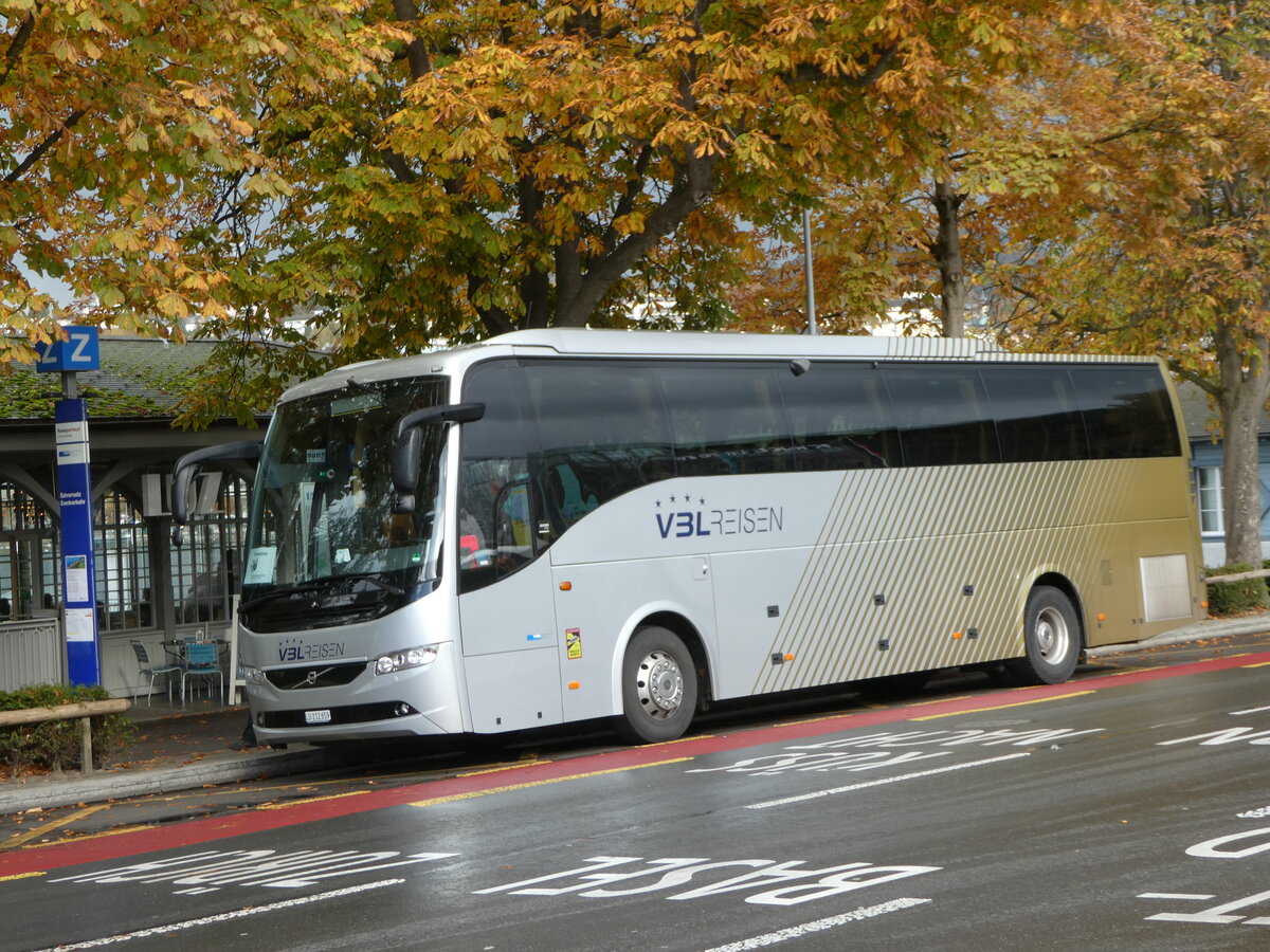 (256'867) - VBL Luzern - Nr. 806/LU 212'659 - Volvo am 10. November 2023 beim Bahnhof Luzern