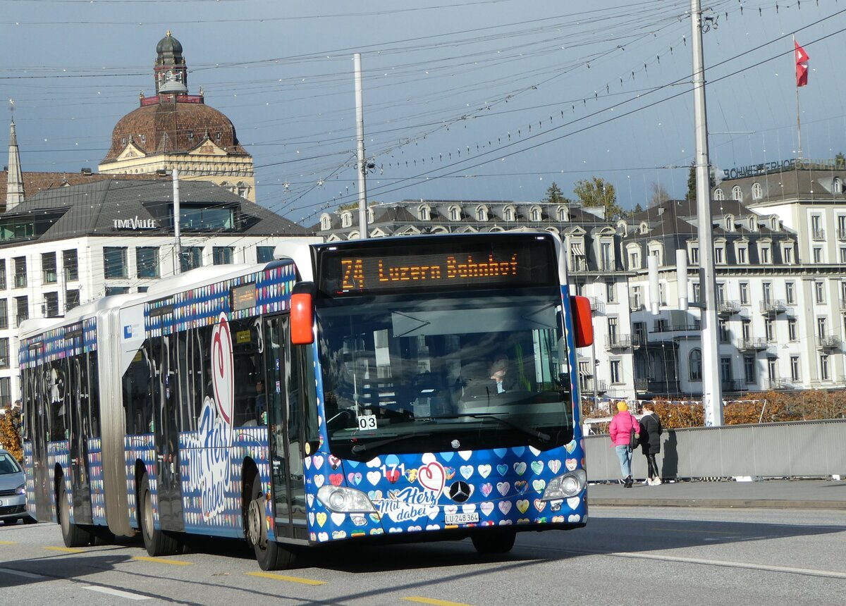 (256'887) - VBL Luzern - Nr. 171/LU 248'364 - Mercedes am 10. November 2023 in Luzern, Bahnhofbrcke